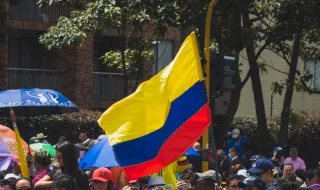 Colômbia encerra diálogo de paz com três grupos armados por falta de “vontade real de paz”