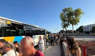 Nova paragem no Pelourinho estreia com autocarros em fila e passageiros perdidos