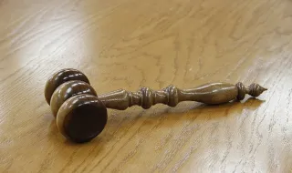 Homem admite ter drogado e estuprado a esposa por 20 anos no Reino Unido