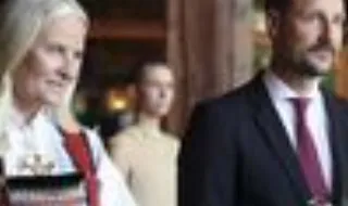 Haakon VIII é o novo rei da Noruega e herda uma monarquia sob pressão