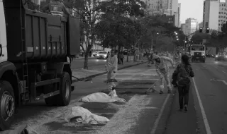 Saltou a vedação e caminhou tranquilamente pela pista do aeroporto de Lisboa
