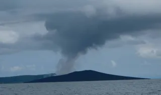 Vulcão em erupção na Indonésia trava voos em seis aeroportos e encerra escolas