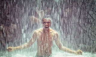“Bee happy, splash”. Rui Miguel Tovar mostra o Porto Covo de António José Seguro, entre futebol, cabrito e 32 anos de férias