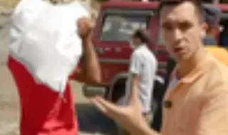 CMTV acompanha retirada de notas de cofre de banco destruído após enxurrada no Nepal