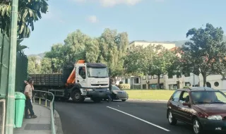 Colisão entre ligeiro e pesado junto à escola 'Horácio Bento'