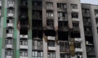 Ataque russo atinge edifício residencial de 16 andares em Kiev