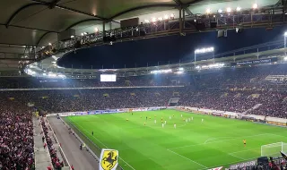Stuttgart goleia Viking com hat-trick de Demirović