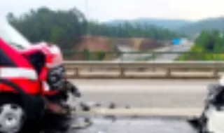 Dois bombeiros feridos após colisão de ambulância com carro que seguia em contramão na Trofa