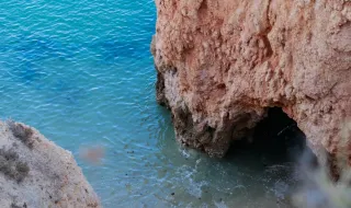 Foto do dia: esta praia algarvia é habitada por três irmãos