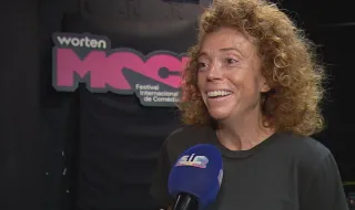 "Dá para perceber que estou com privação de sono?": Michelle Wolf com espetáculo focado na maternidade no Mock Fest