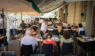 Los bares y restaurantes facturan un 7,6% más en agosto pese a que apenas reciben más clientes: el ticket sube un 6,2%