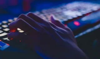 Basta um email para abrir a porta: ameaça cresce nos sistemas industriais e Sul da Europa está na linha da frente