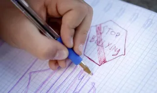 El error que muchas familias cometen al empezar el curso y que puede favorecer el bullying: "No te metas en líos"